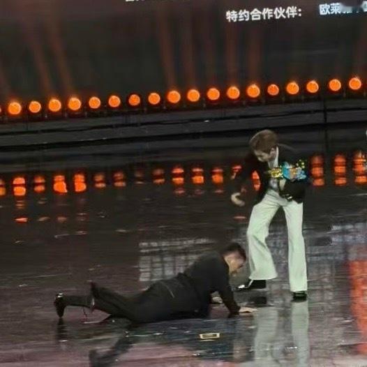 让领导摔倒，不敢想象，在我们公司，相关一系列负责人会受到什么样处罚或者事后报复