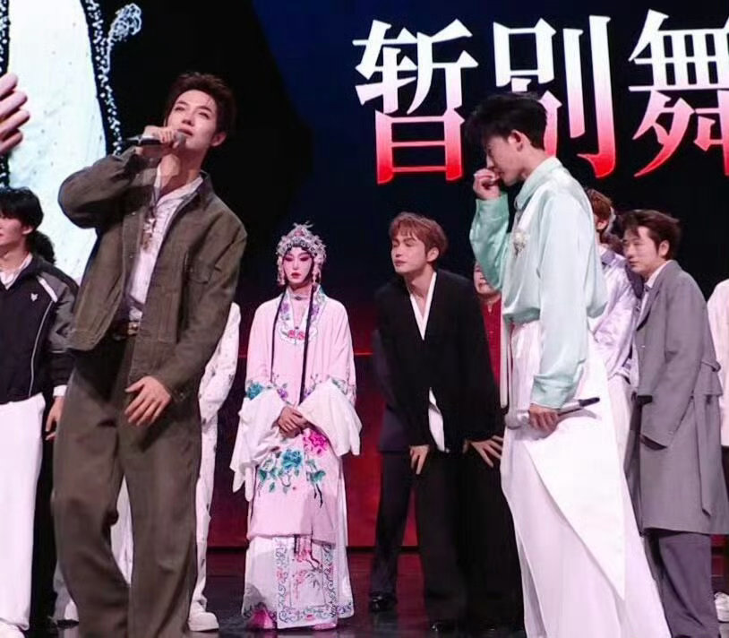 张睿总决赛状态张睿意难平带病完成《情歌》《当爱已成往事》两个舞台，发挥亮眼太让人