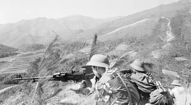 就在1987年，中越小规模战争仍在激烈交锋。越南国力消耗至极，粮食短缺，弹药供应