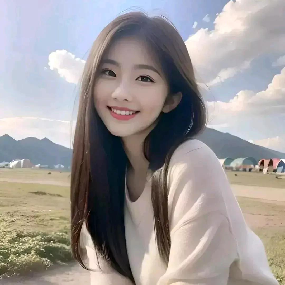 阳光下的微笑，少女与草原的浪漫邂逅。