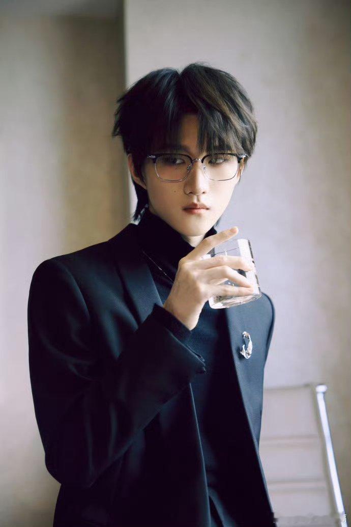 TFING导演之夜走红毯TFing黑西装红毯look导演之夜也来咯，这个导演真的
