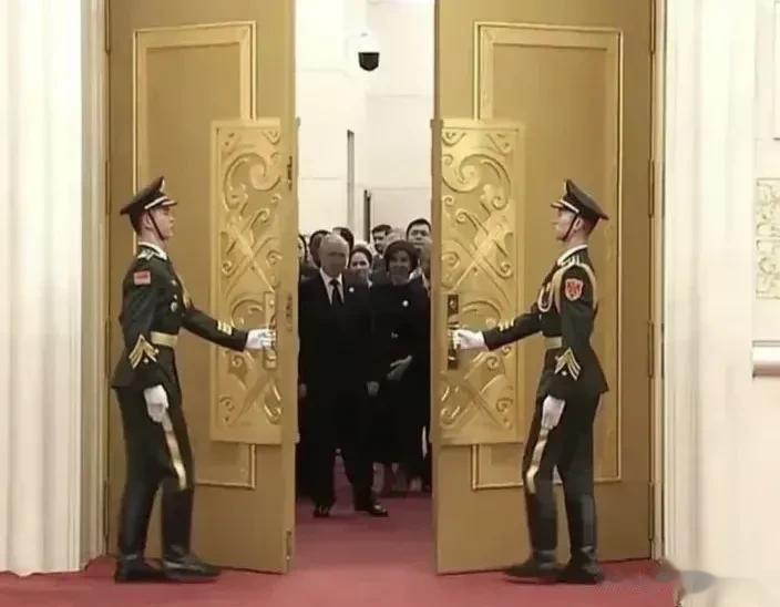 这两道金色的大门真是威武霸气啊，要不然全世界仅有这两道呢！