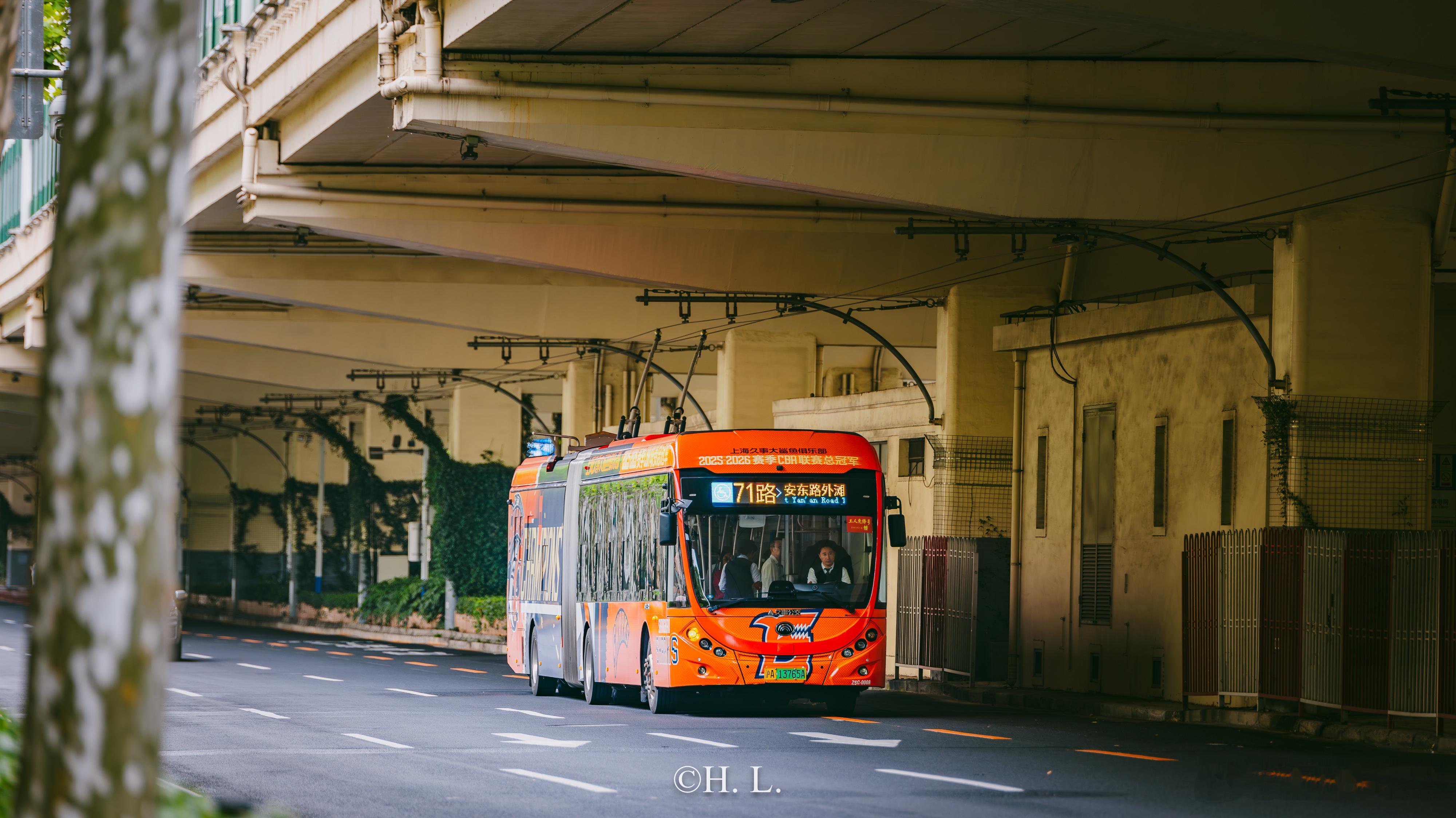 71路中运量 借道中 