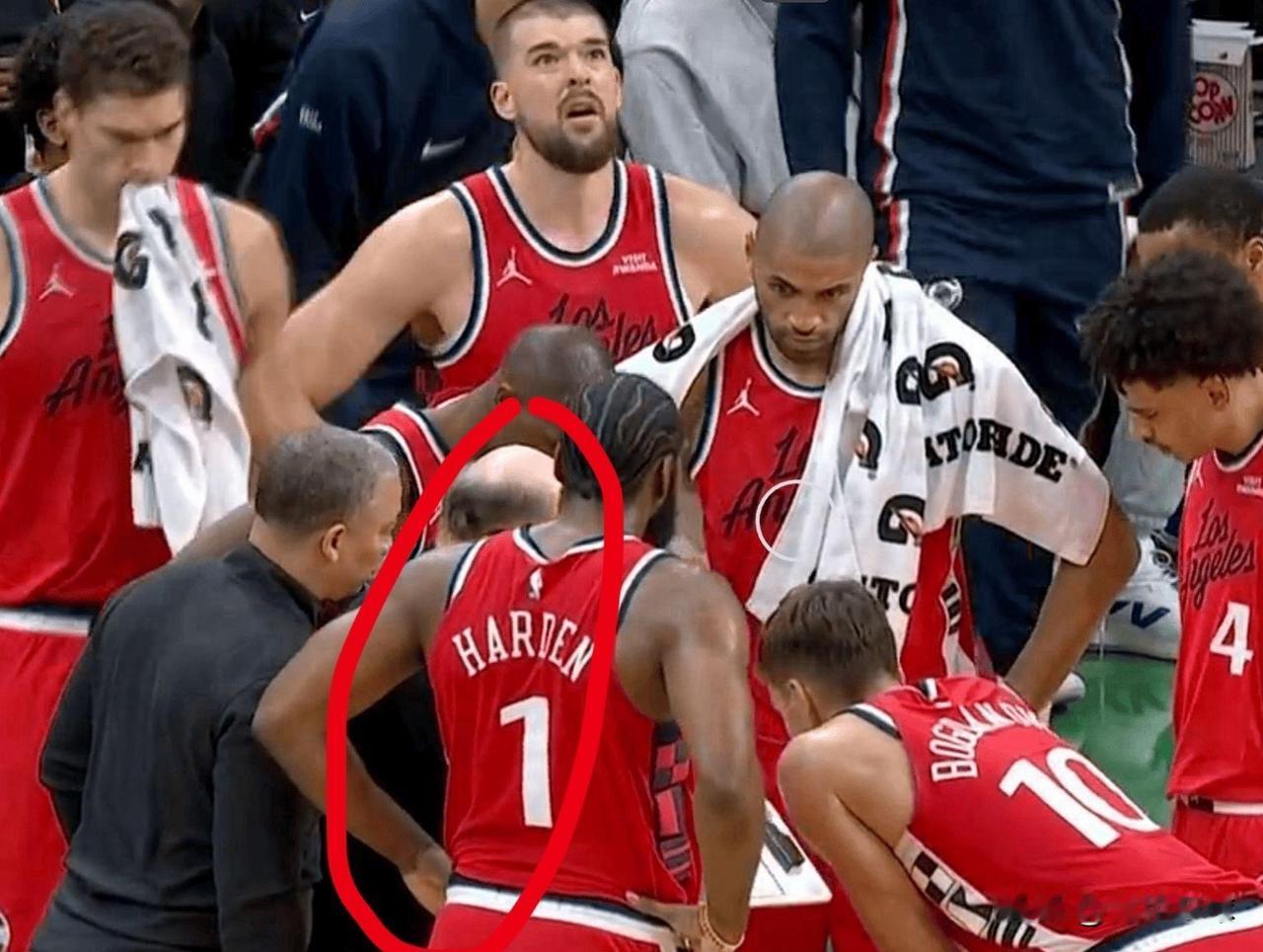 泰伦-卢这主教练太好当了吧！

今天快船客场不敌凯尔特人的比赛最后时刻，据现场拍