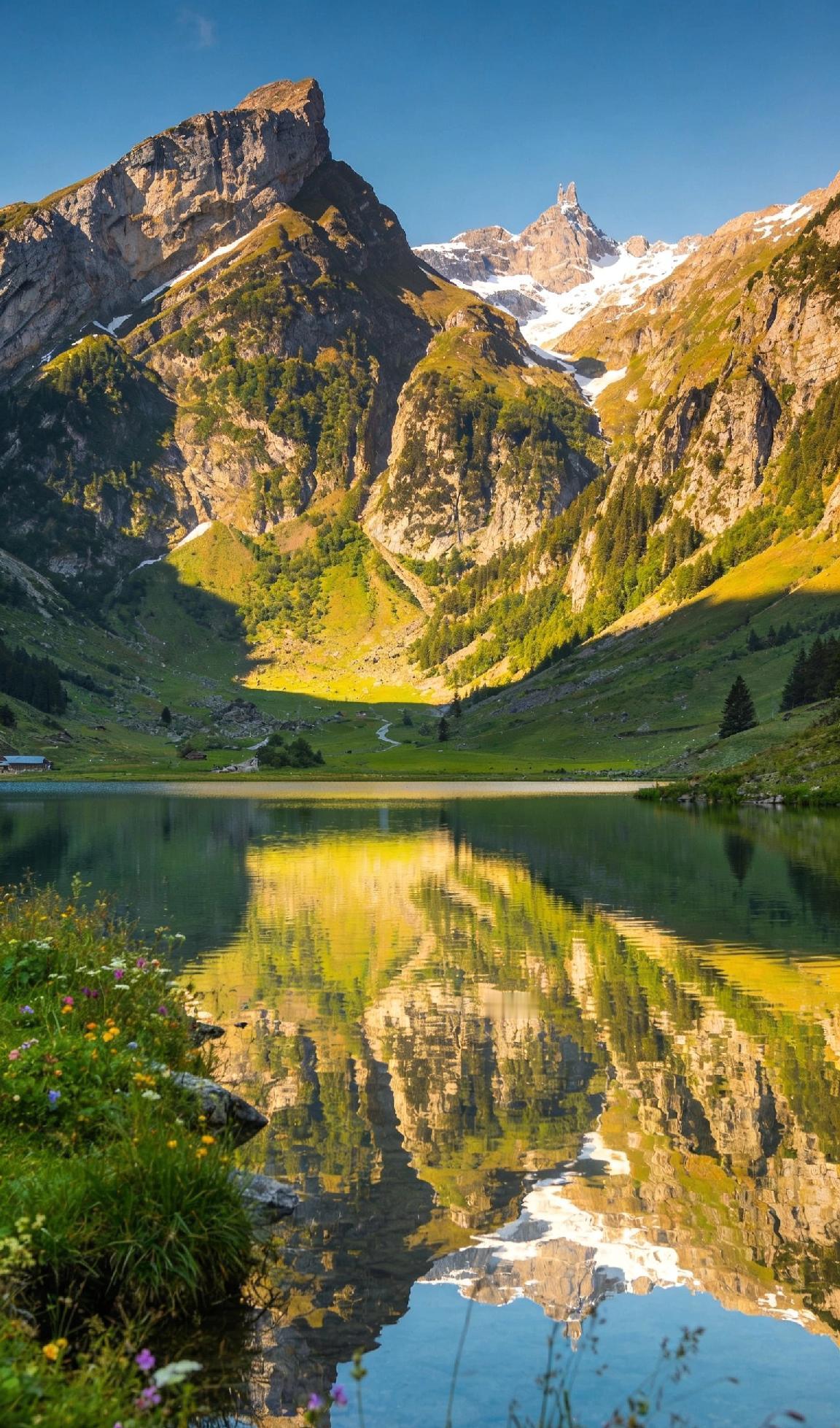 这三张壁纸分别展现了山川云海、湖光山色与星空旷野的绝美景色。山川云海图中，晨曦为