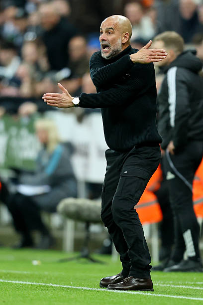 穿的是单位发的C.P.劳保服