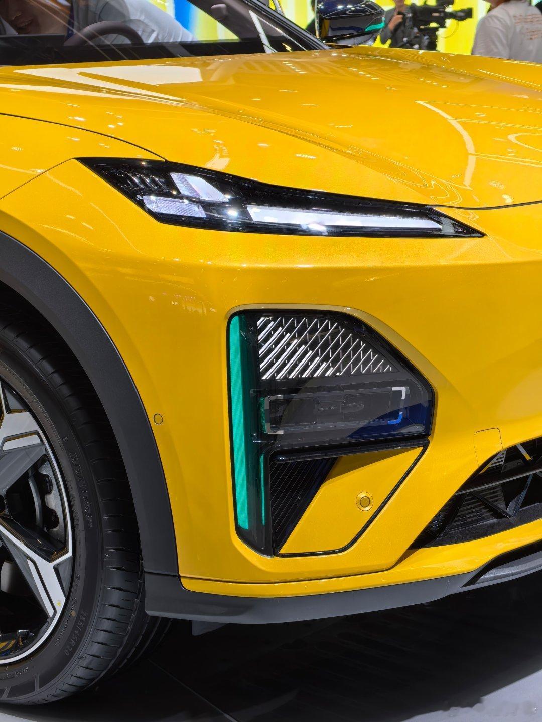 今天北京车展，深蓝展台也很热闹，发布了几款车的新配置和价格。都很香啊，属于是皮薄