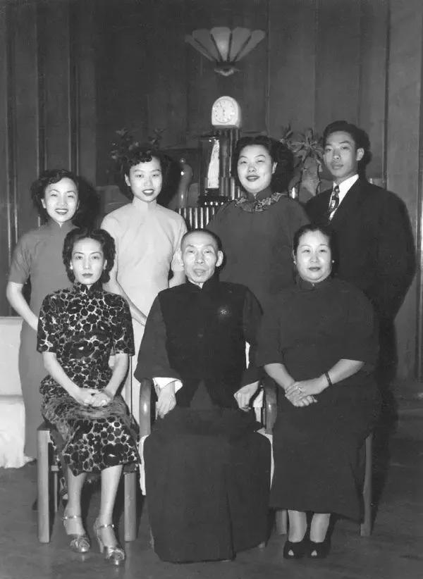 1933年，杜月笙给梅兰芳打电话，说需要4万块钱急用，但梅兰芳却尴尬地回答：“我