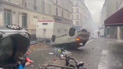 法国各地持续爆发大规模抗议活动，骚乱者已破坏或纵火焚烧了24所教育机构。

受抗