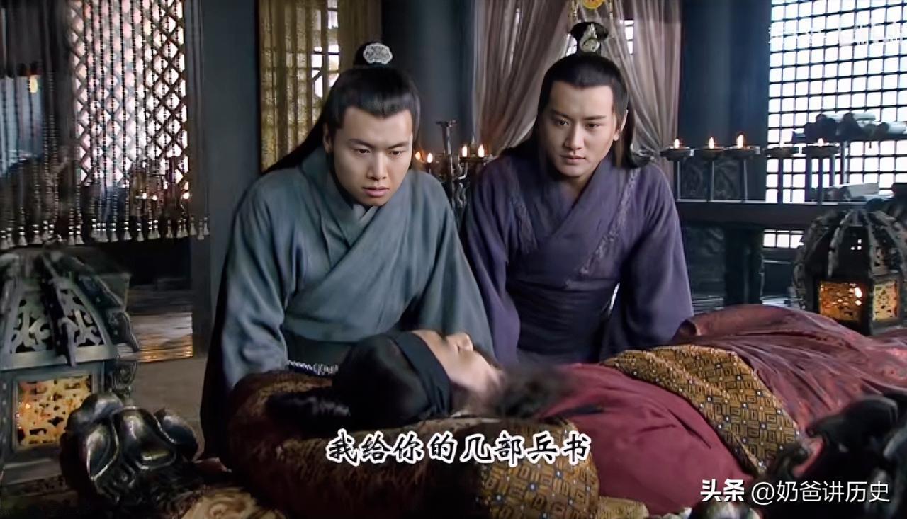 电视剧《新三国》里，很多人物莫名其妙，错误惨不忍睹。比如曹植和孔融、嵇康一起喝酒