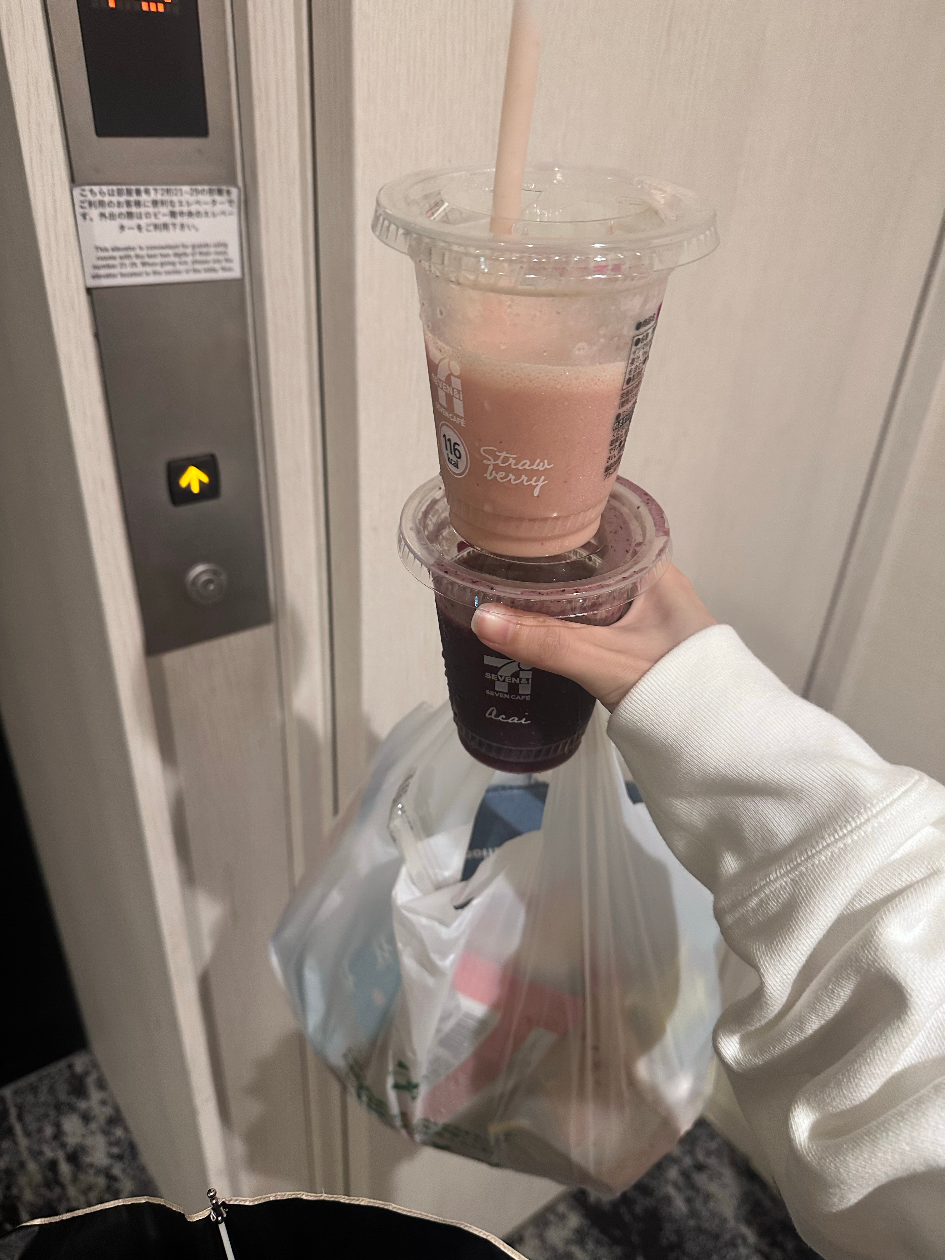 前两天还发烧三十八度呢 今天又一只手奶昔一只手冰淇淋了。  ​​​