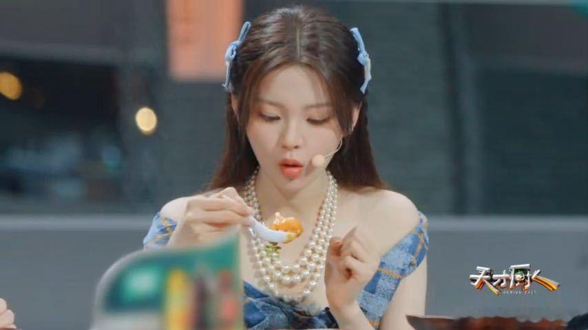 杨超越女明星也能大口吃饭 整场进食画面真实不做作，没有摆拍痕迹，纯粹享受美食，综