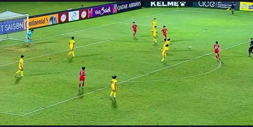 女足亚洲杯第3轮直播中，中国0-0战平朝鲜，形势严峻。若再失利，小组出线将受阻。