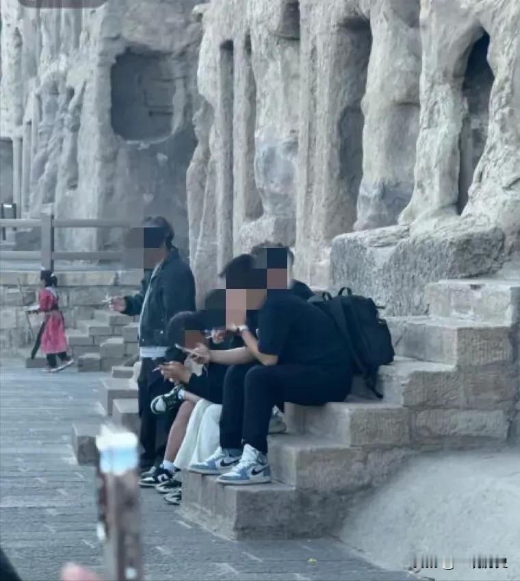 所有的烟民都沉默了，云冈石窟景区4个年轻人在角落里面抽烟的照片传到网上，不但很多