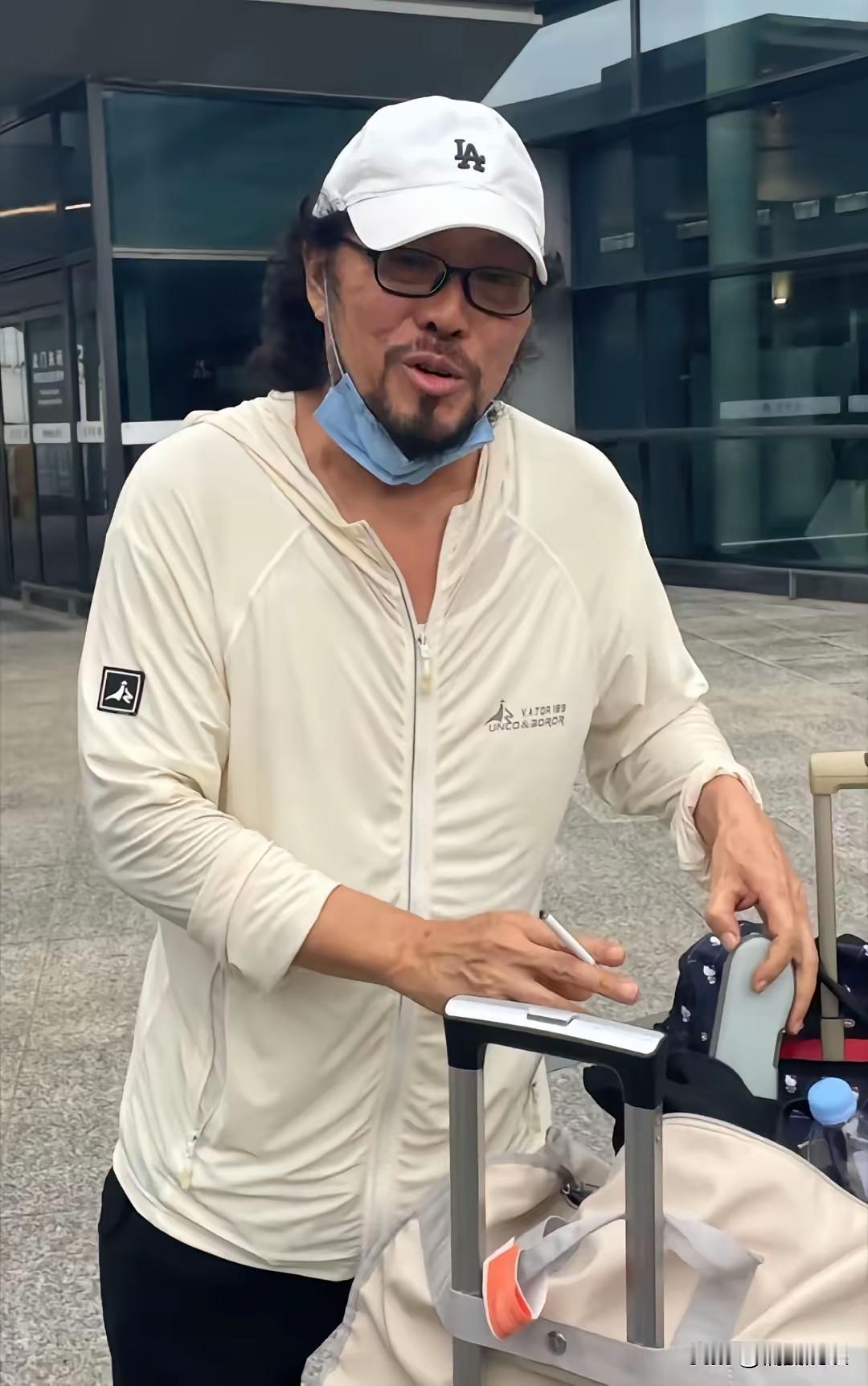 主持人张菲活的特别自在逍遥，从他的照片中就能感受出来。主打一个随心所欲，主打一个