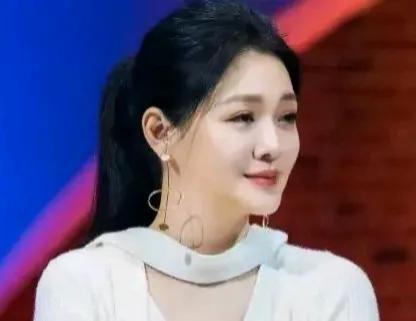 一位网友的轻语如同涟漪般散开，他以一种近乎哲理的口吻探讨着情感的余震与法律的界限