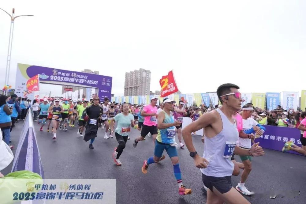 3500跑者逐梦富锦！半马穿梭稻浪见证文体旅融合新篇
 
9月24日，黑龙江富锦
