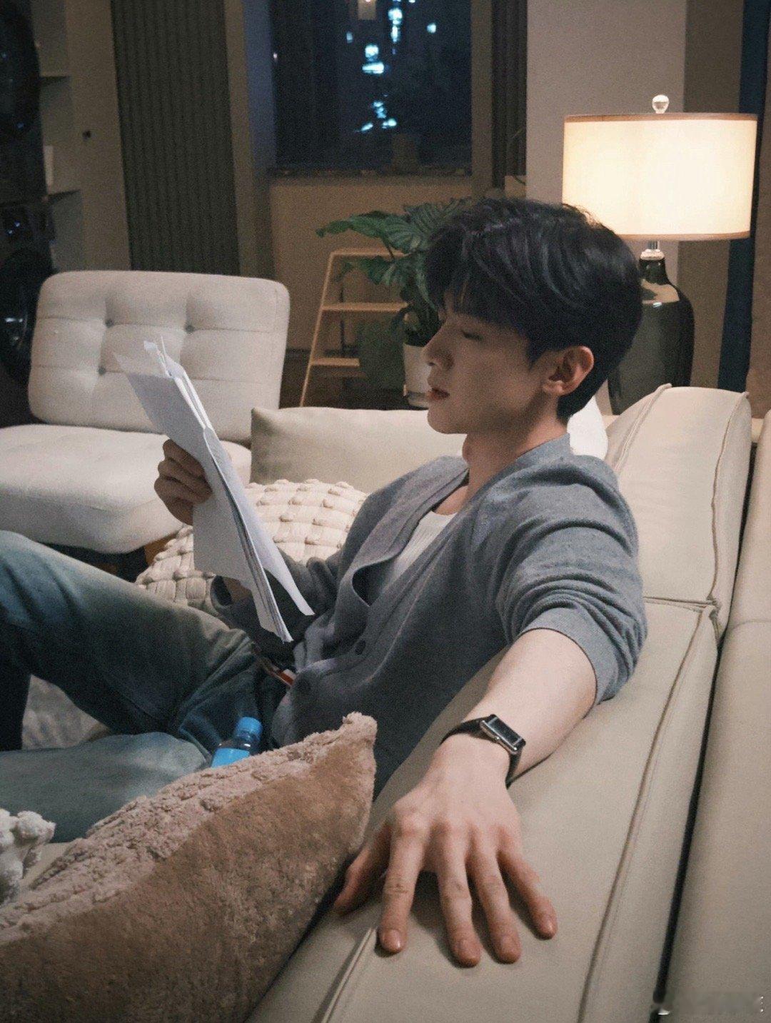 哇塞！白敬亭带着他的魔性“牙齐走”来啦！这河南味粤语一开口，直接把我萌翻。宣传没