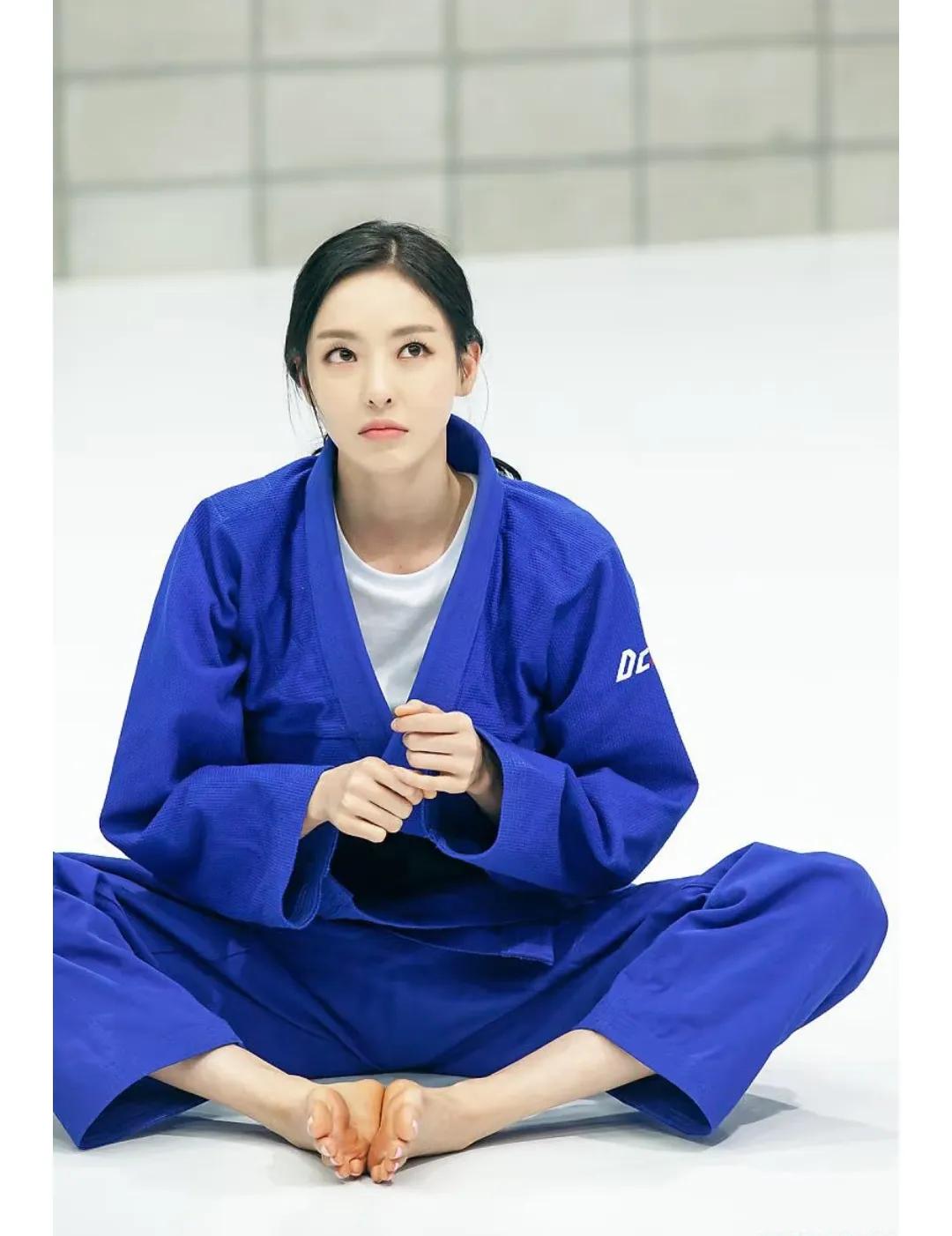 李多喜，脚底板看着又黄又硬。