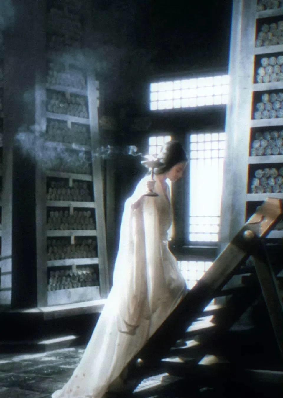 云鬓花颜里的千年风华
这一张旧剧照，
虽然糊了，
但真的拍出了刘亦菲那种古典意境