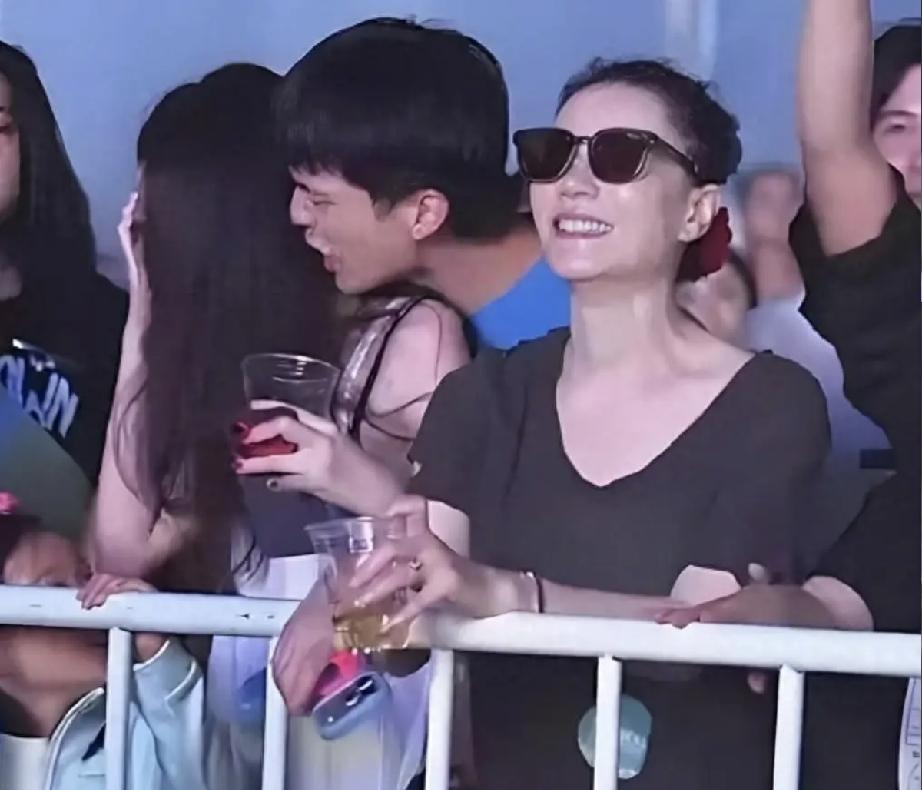 王菲的男闺蜜对外称自己是同性恋，其实就是借口，是能留在天后身边的借口，真正的同性