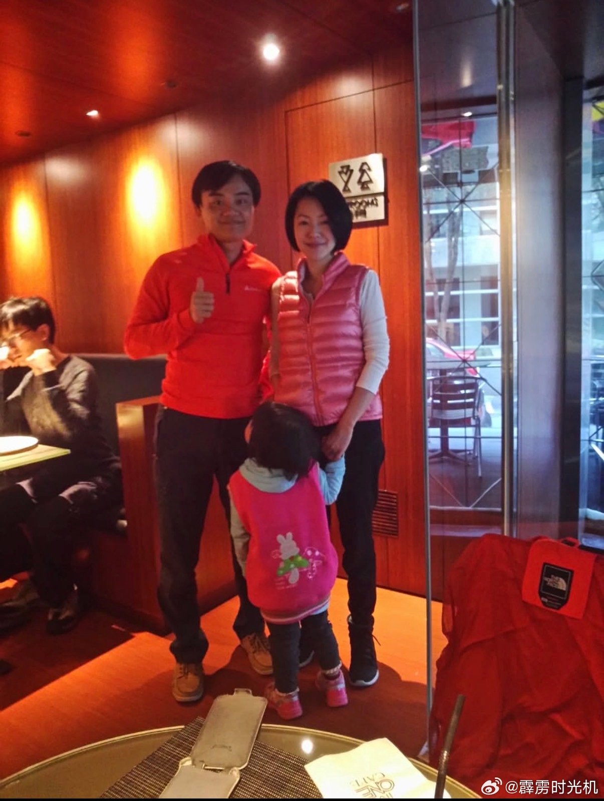 最近爆火的“合影哥”发了之前和小s的合影，照片里小s领着女儿。许老三赶来回复：那