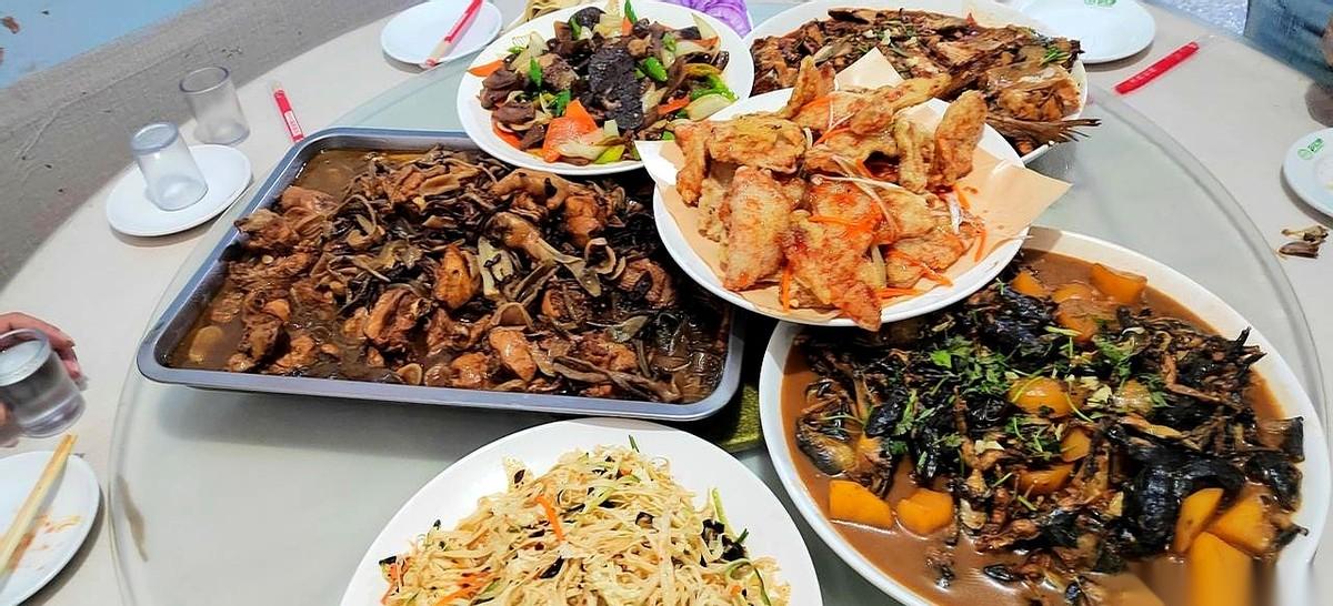 他们把酒杯怼到我嘴边的时候，我脑子里嗡的一下。
就差那么一点点，那杯酒就要灌进我