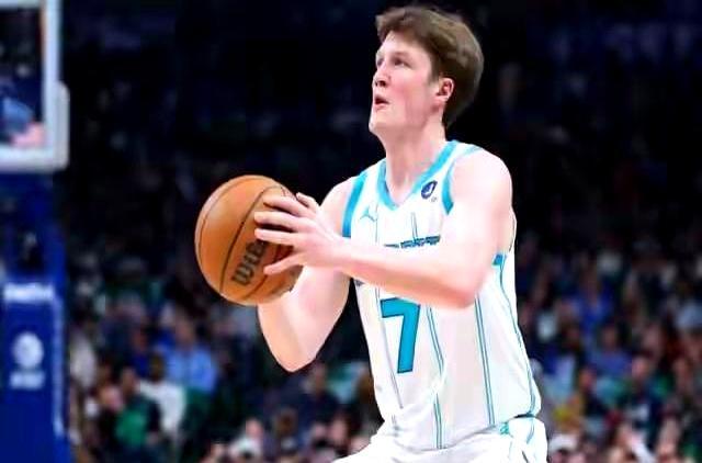 竞技体育的荒诞在于，有人拼尽全力吞下苦果，有人连球衣都没换就成了赢家。
 
绿军