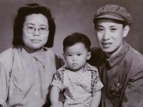 当年的延安，是一个“莫道都穿粗布服，称呼同志一家人”的地方；人们相互间很容易熟知
