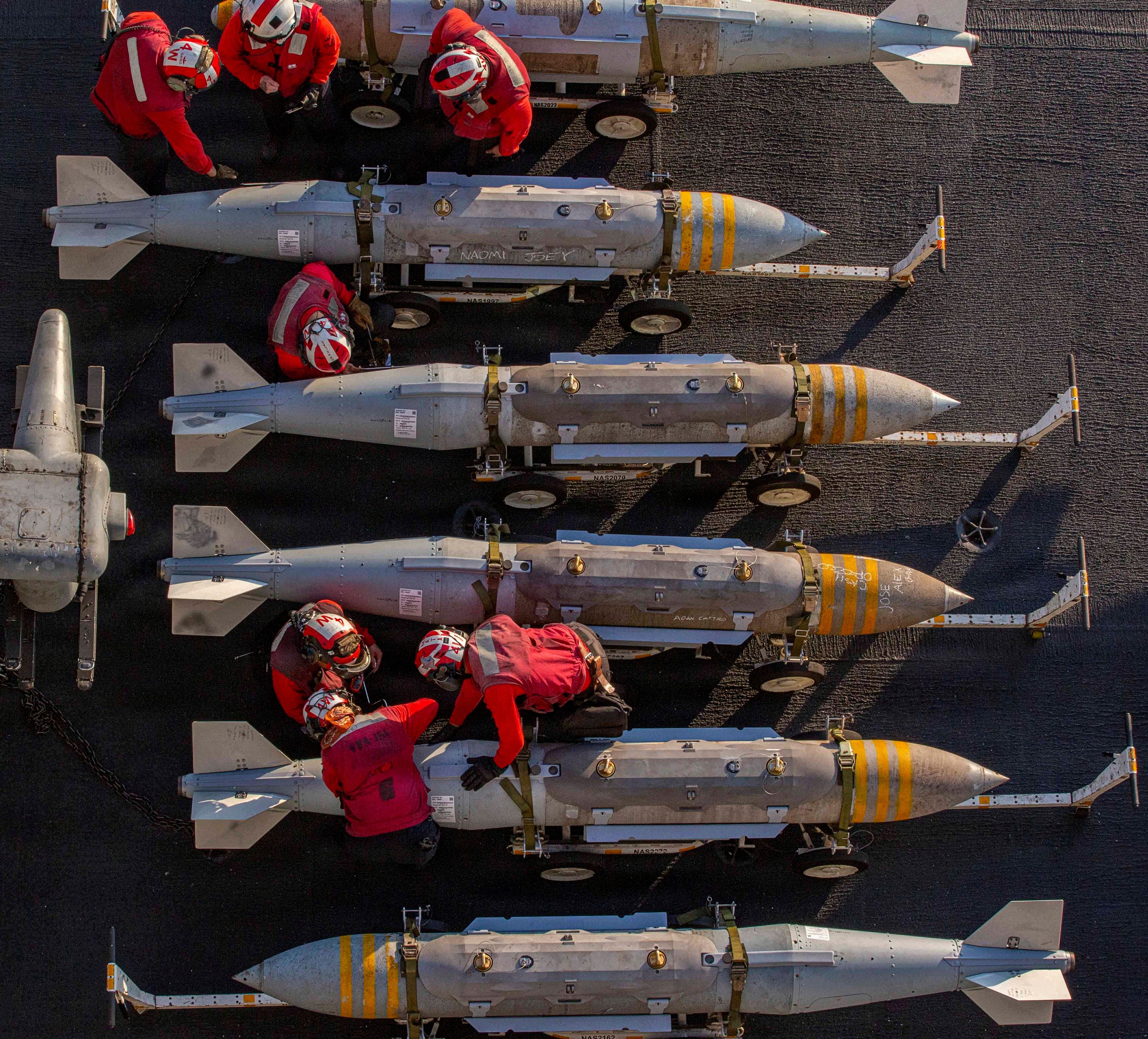 高分辨率图像 史诗狂怒行动期间甲板上的制导炸弹 