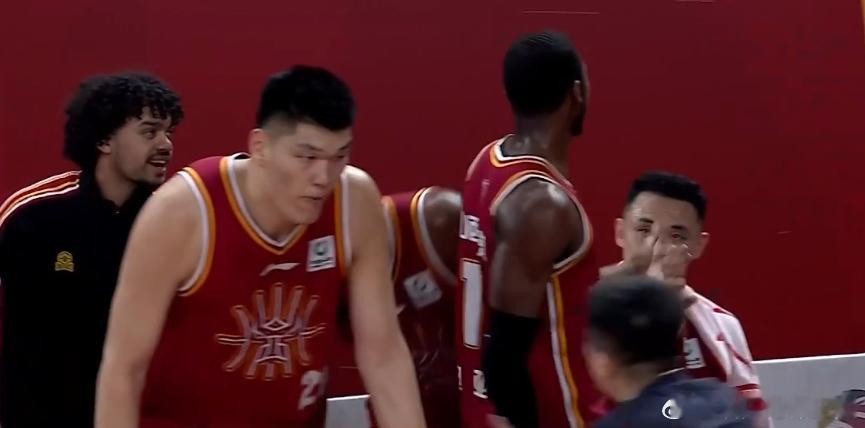 山西大比分领先四川，但外线手感还是一言难尽，打了快三节比赛三分球19中6。他们过