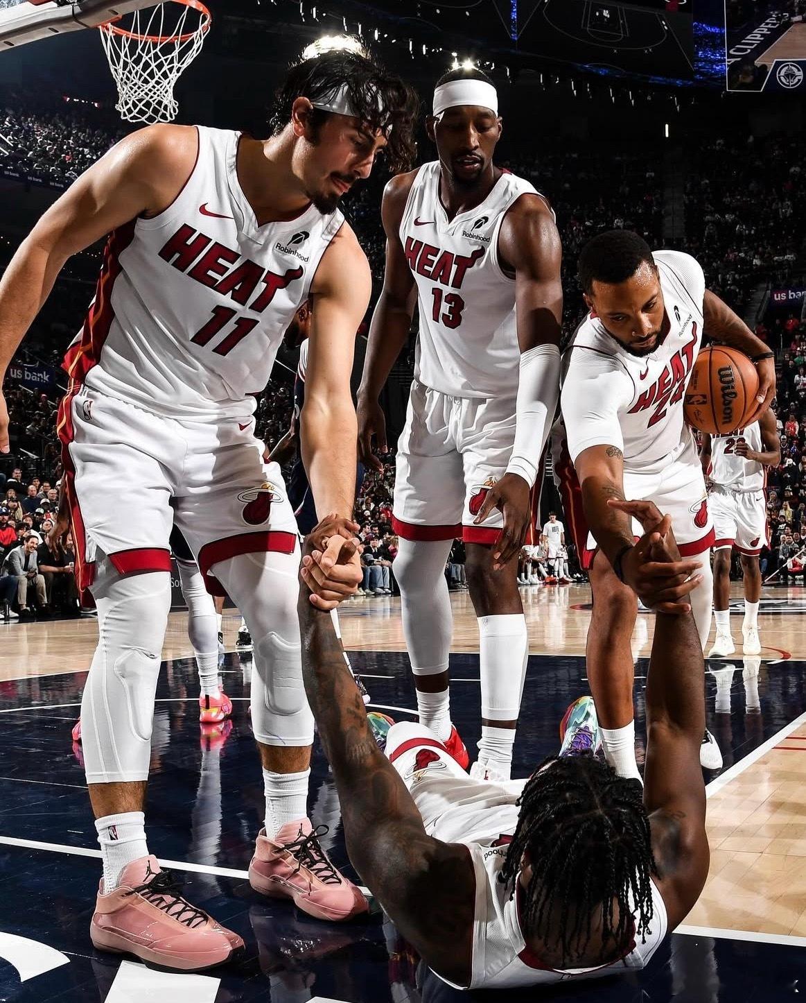 NBA杯赛热火143-107 大胜公牛，八名球员得分上双，韦尔得到全队最高的 2