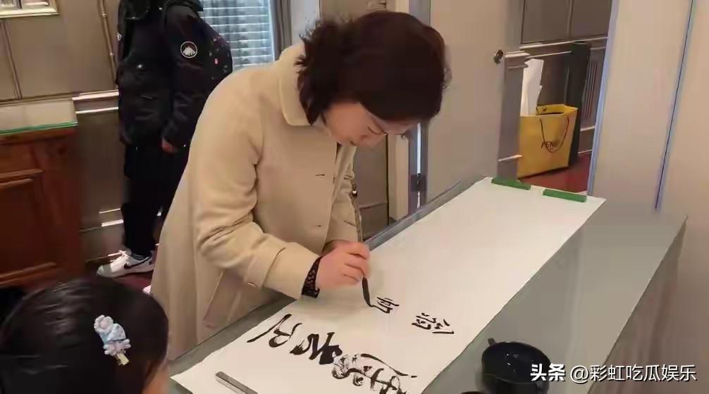 49岁翁帆在杨振宁离世后公开露面，她换了新发型，比之前显得年轻许多，她写毛笔字，