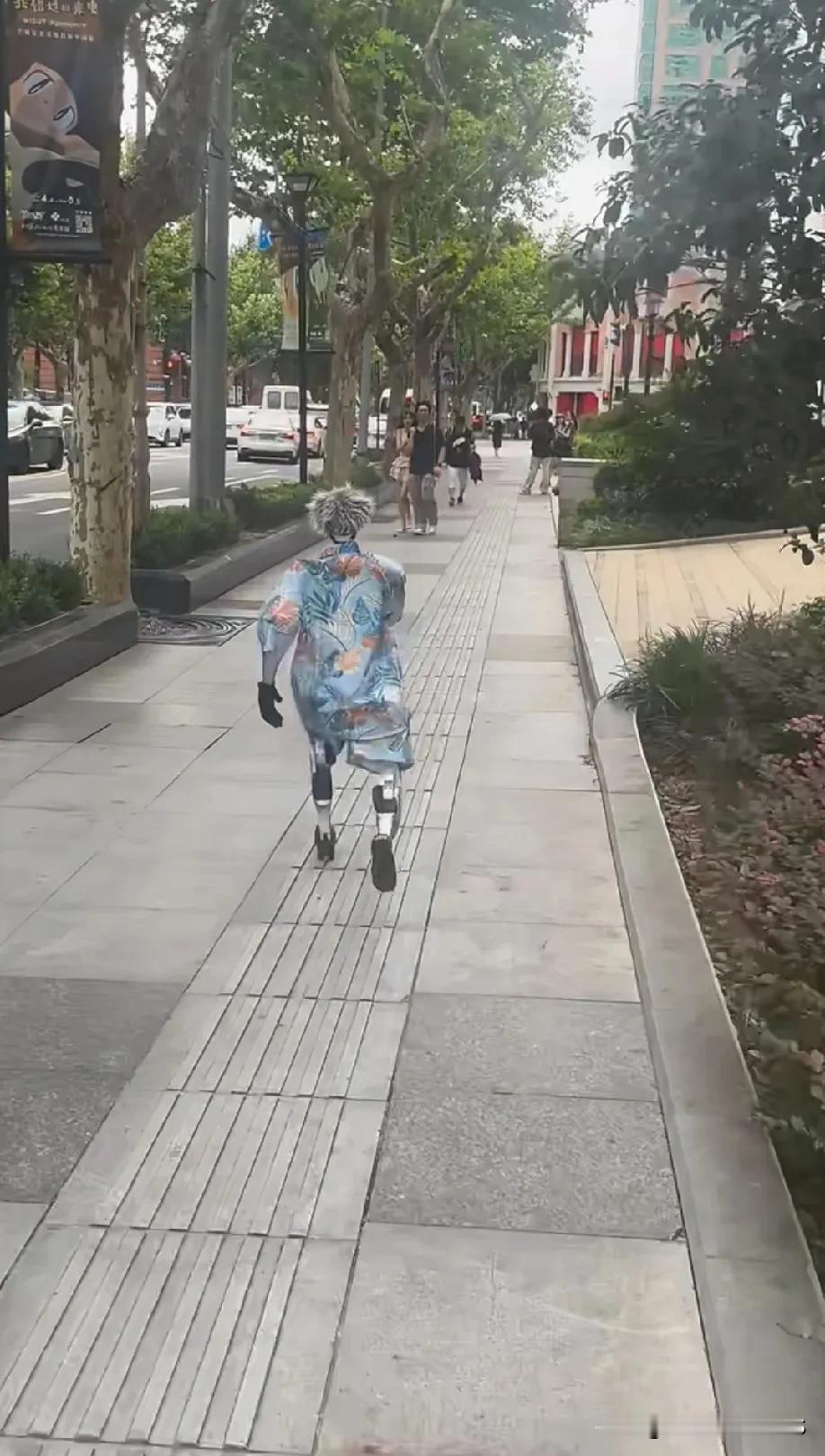 在上海的街头偶然遇见散步机器人，乍一看，感觉特别新奇，还透着些许萌萌的气息呢！科