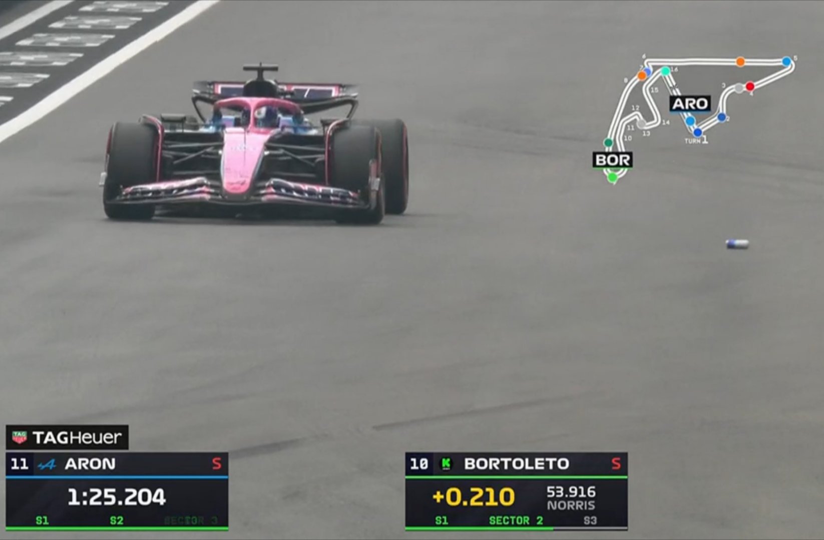 赛道上有一瓶饮料易拉罐F1赛车2025F1阿布扎比大奖赛