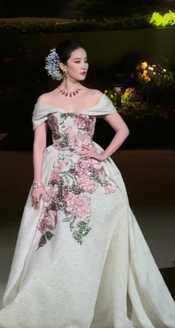 神仙姐姐！刘亦菲的美貌就是权威，毋庸置疑[比心]  我以为vogue别出心裁，给