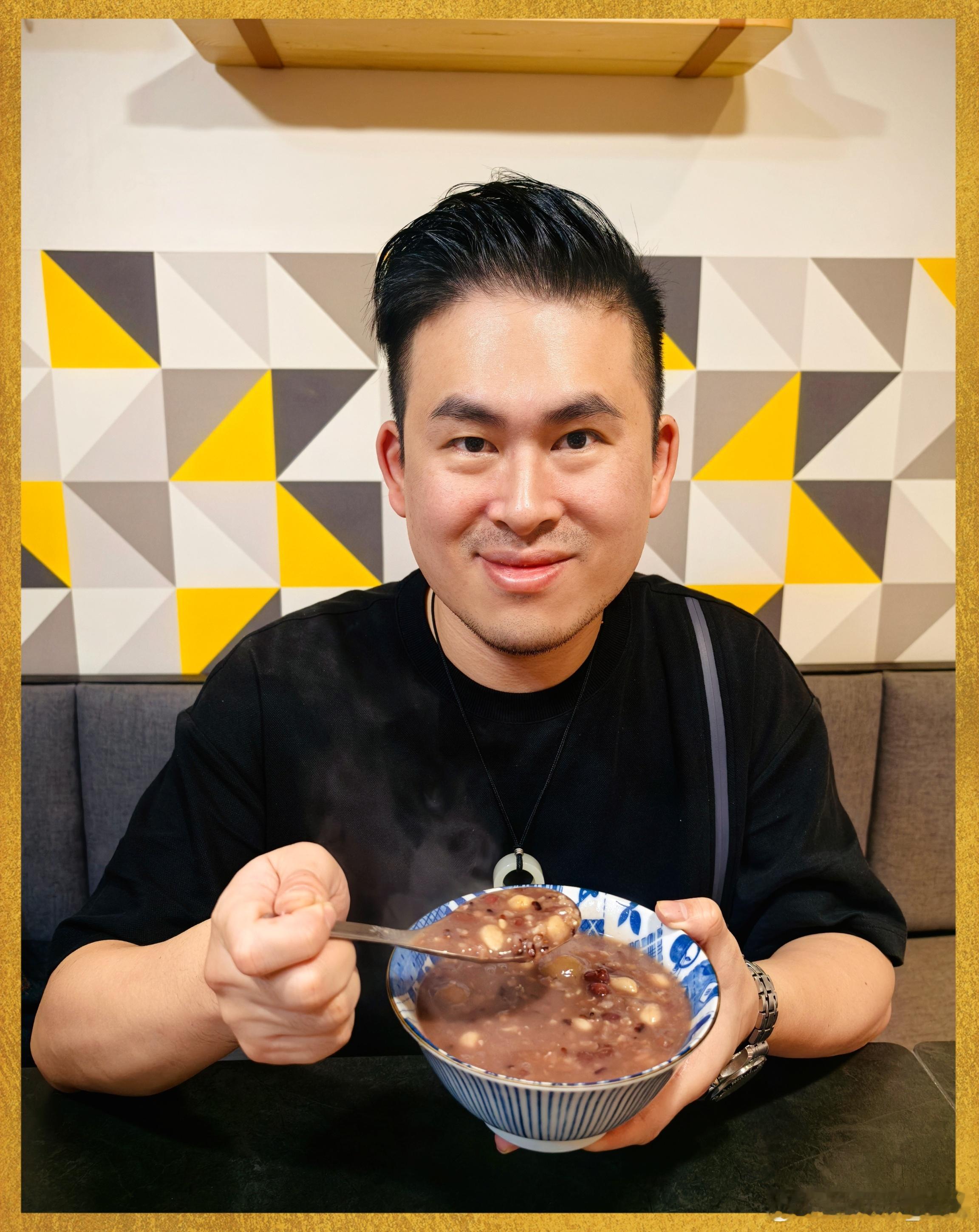 今日腊八。凑齐了红豆、糯米、紫米、桂圆、红枣、花生及各种谷物，自己熬出了稠密香甜