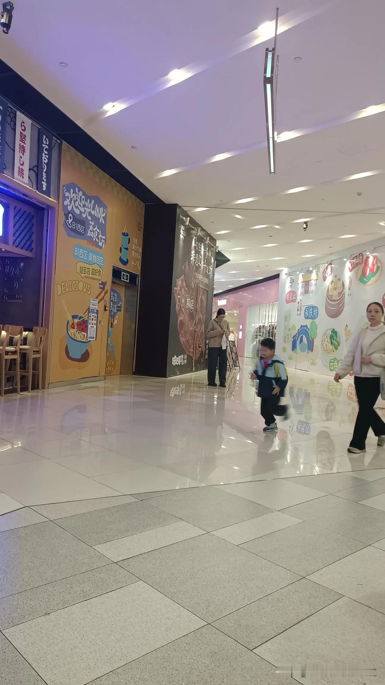 暑假逛商场超爽！就像武汉很多人夏日“商场一日游”，我也去凑了热闹。去的那家商场暑