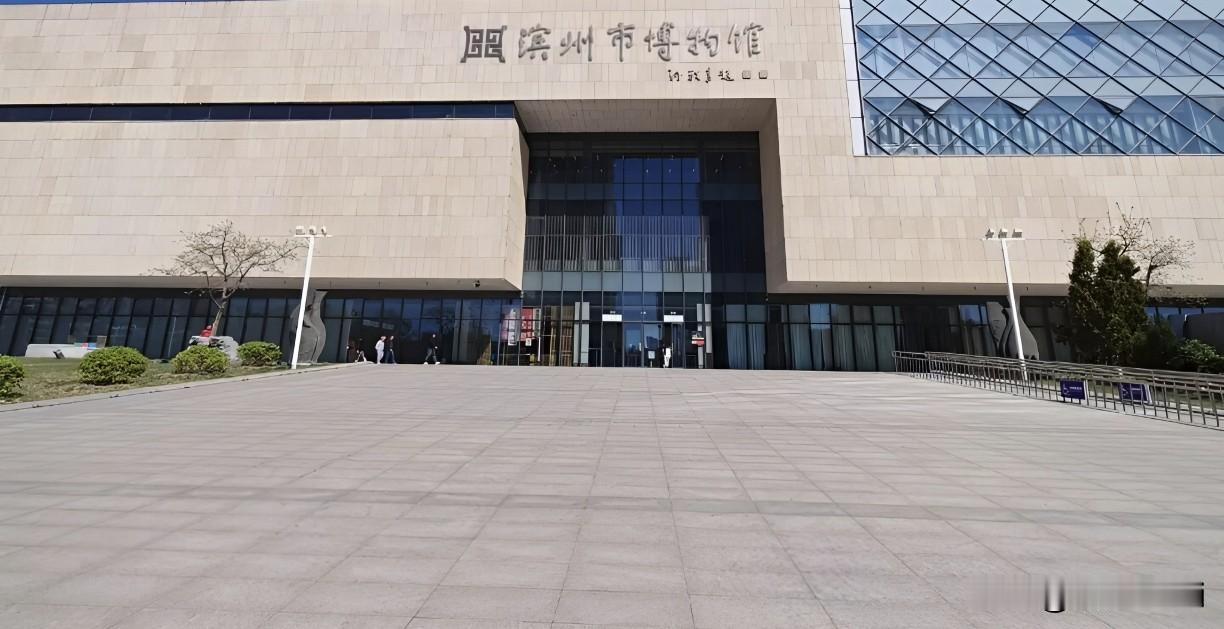 滨州市博物馆坐落于城区北部，西邻中海公园、东邻市少年科技馆，区位优越、环境优美，