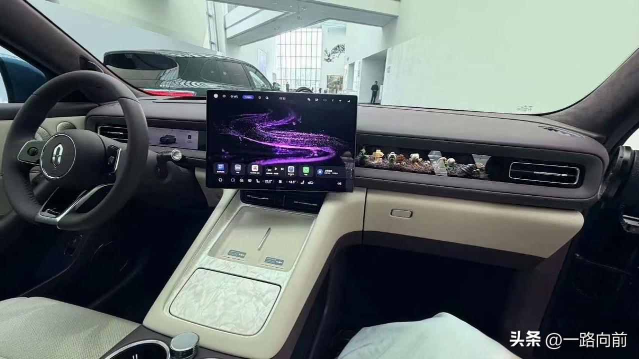 问界M6内饰终于来了！
和之前方案比，明显是冲着年轻人来的，诚意很足。

紫慕白