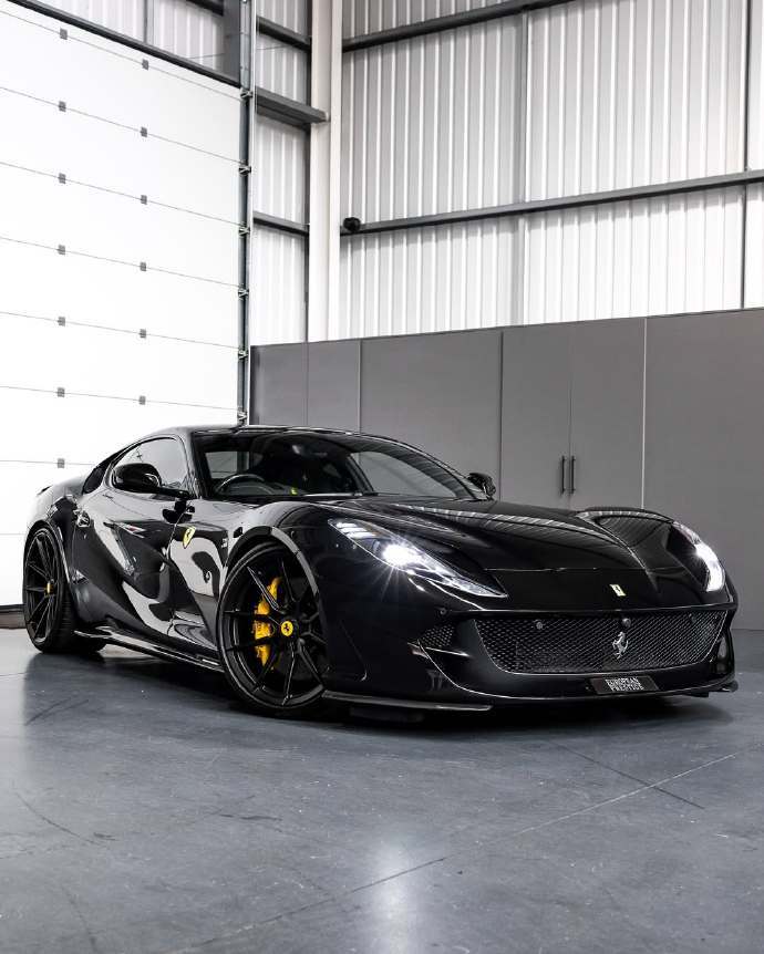 2019 法拉利i 812 Superfast，跃马V12自然吸气引擎的巅峰。 