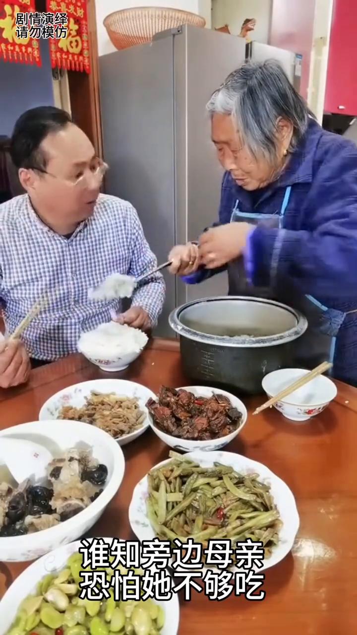 儿子吃饭时母亲一直给他盛米吃，这一幕真的太搞笑了。
中午吃饭时间到了，只见儿子坐