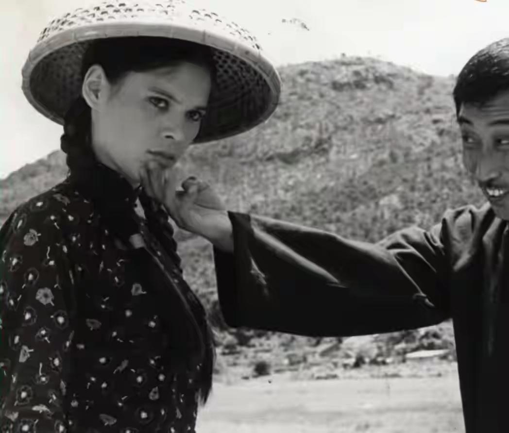 梁小龙前妻黎爱莲的剧照，她美丽中带有几分倔强。没有毁容前的她总是素面朝天，毁容后