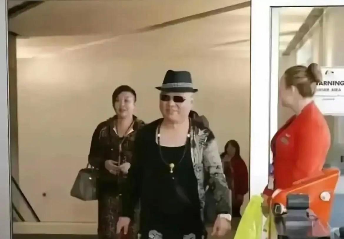 你敢信？这不是哪个顶级财阀在走红毯，而是郭德纲和王惠两口子逛街的日常！

一件上