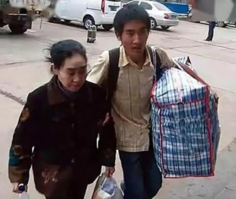 贵州某中学，一男生找校长要复读，校长摇头说：”我都跟你说了4回了，真不行！”突然