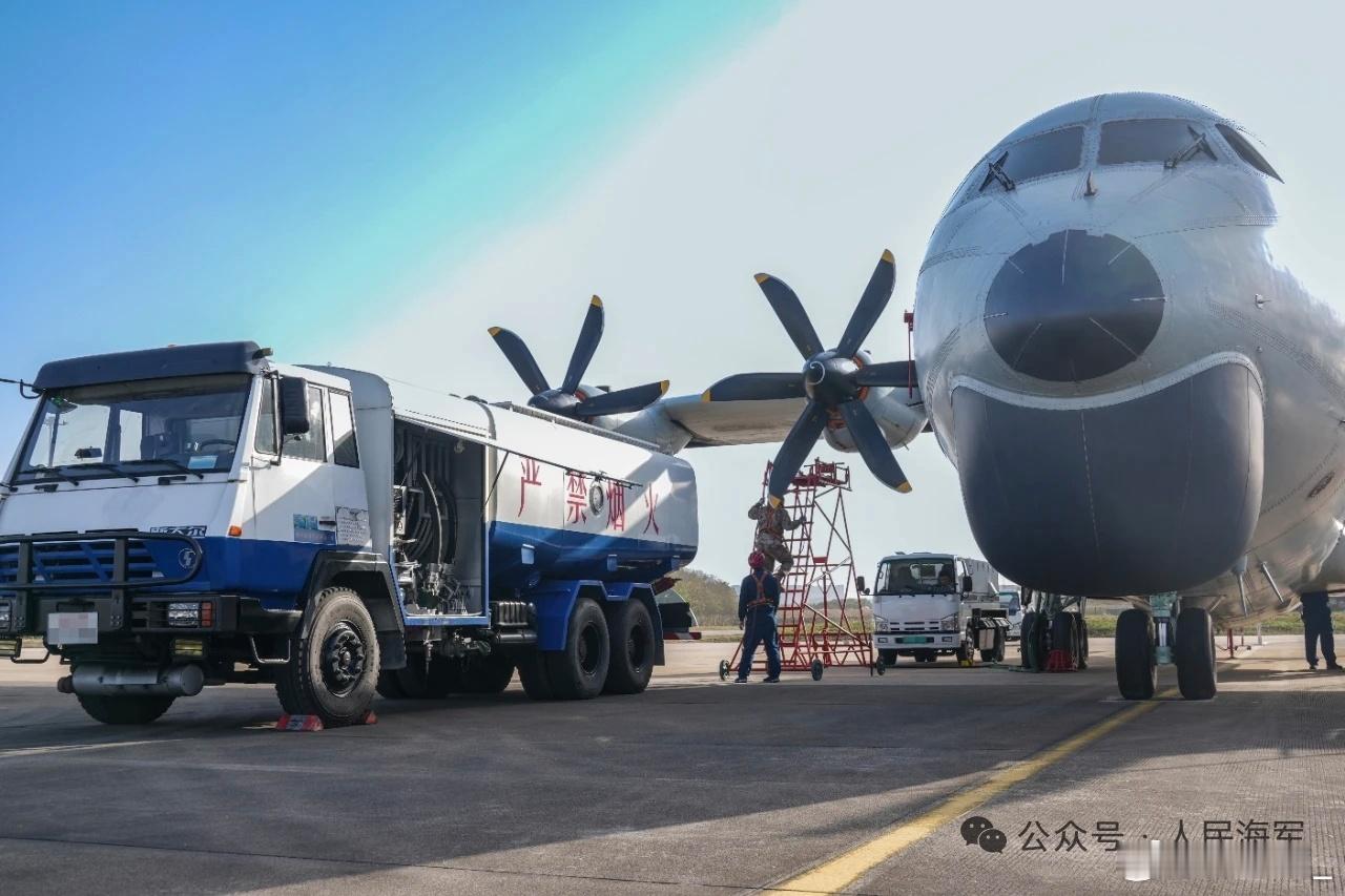东航反潜机：运八反潜机的下巴是特种机里最大的，新机终于改了。 