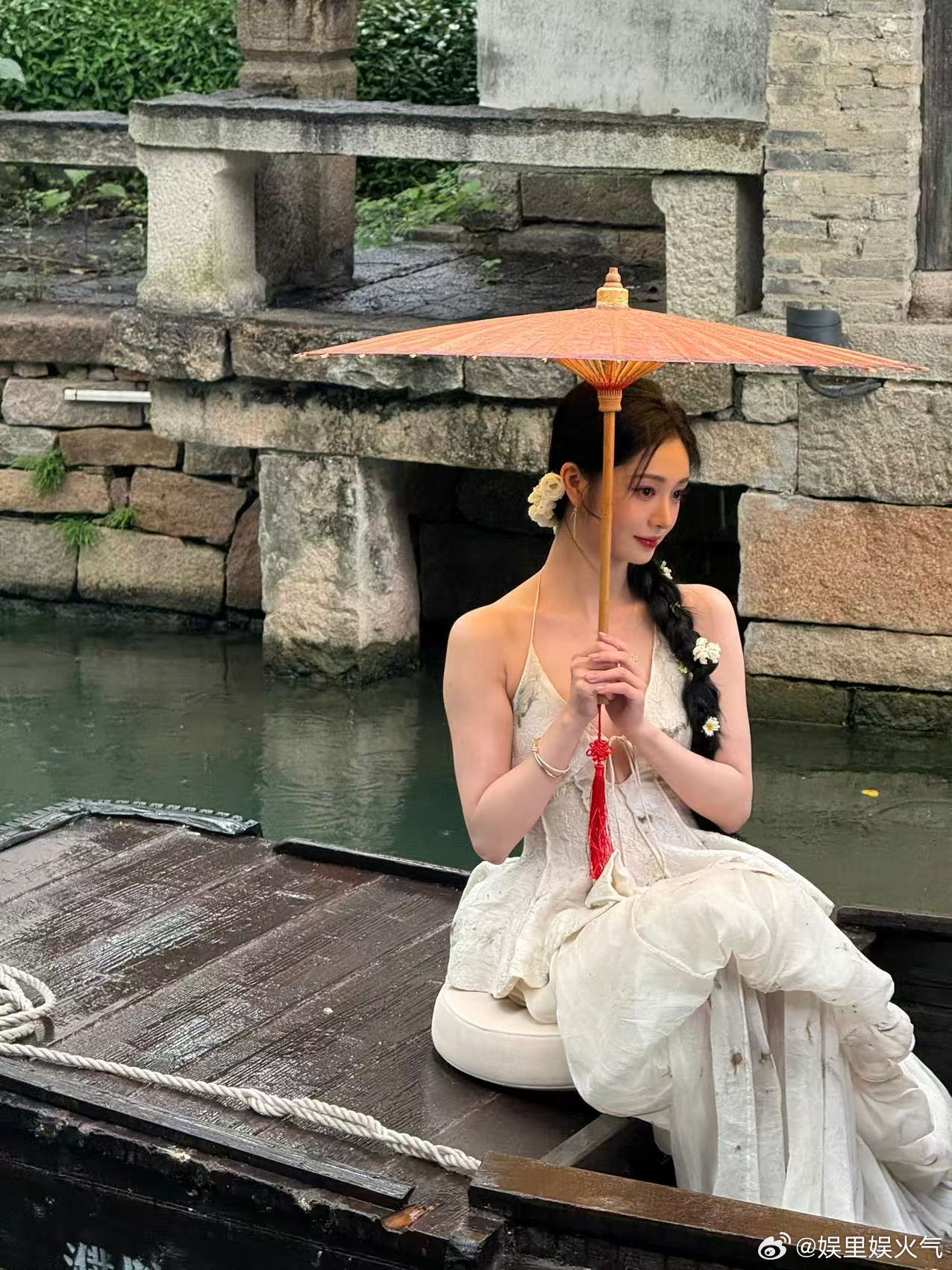 周洁琼江南美人具像化了一袭素雅白裙泛舟湖上，鬓边簪花随风轻颤，眼波似江南春水温润
