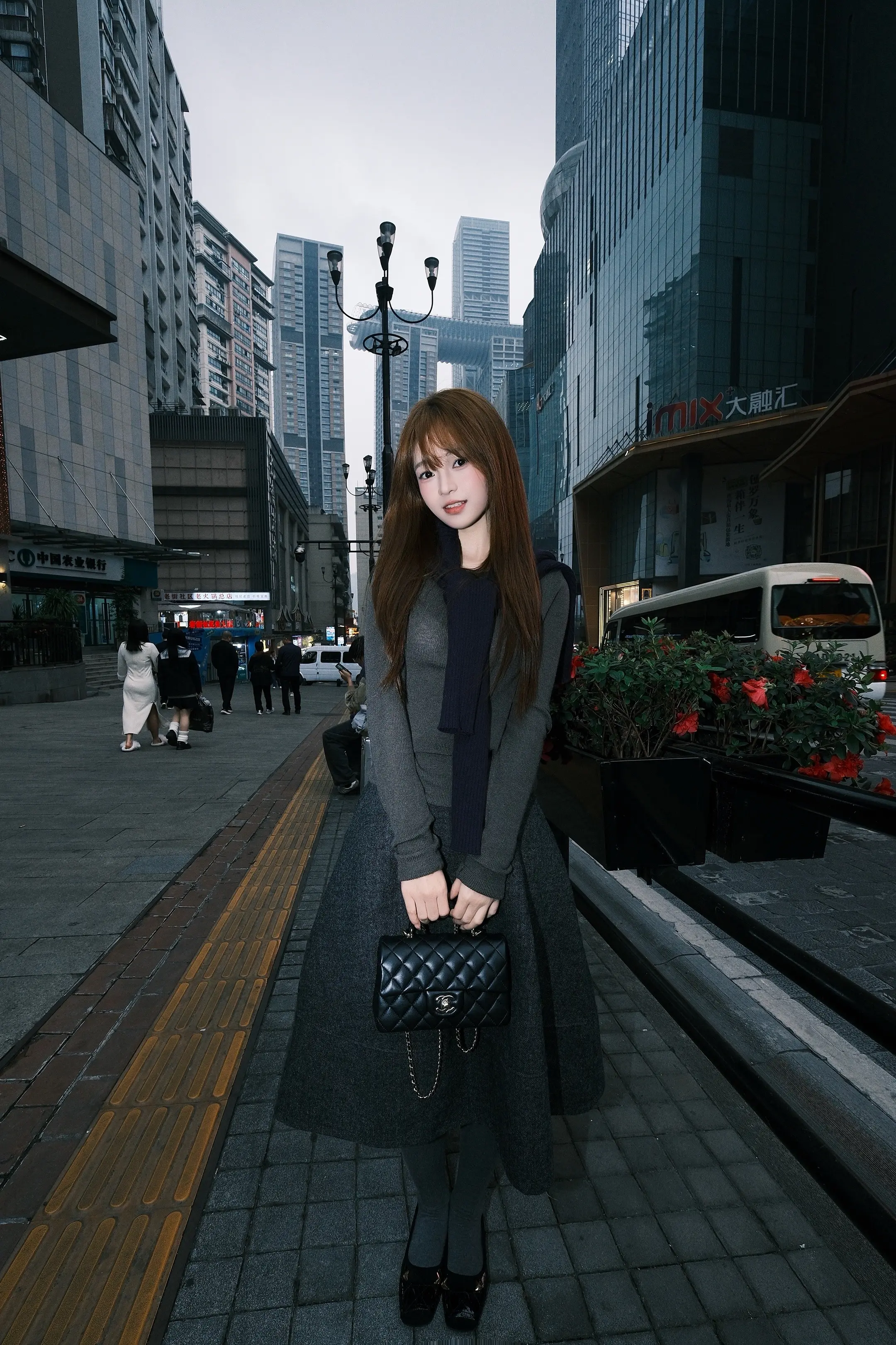 在这里遇到了街头摄影，还是粉丝，他们就给我拍了一组，大家都去找他们拍 ...