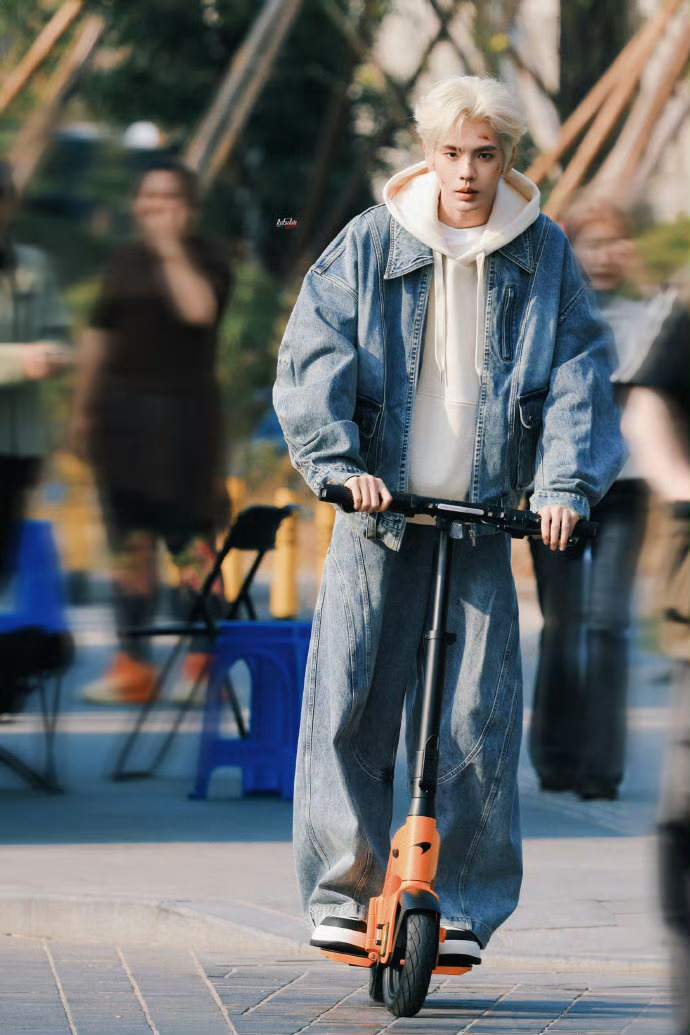 谁被毕雯珺的战损金发裴川杀疯了！轮椅上的破碎感封神，金发沾着细碎伤痕，垂眸时眼底