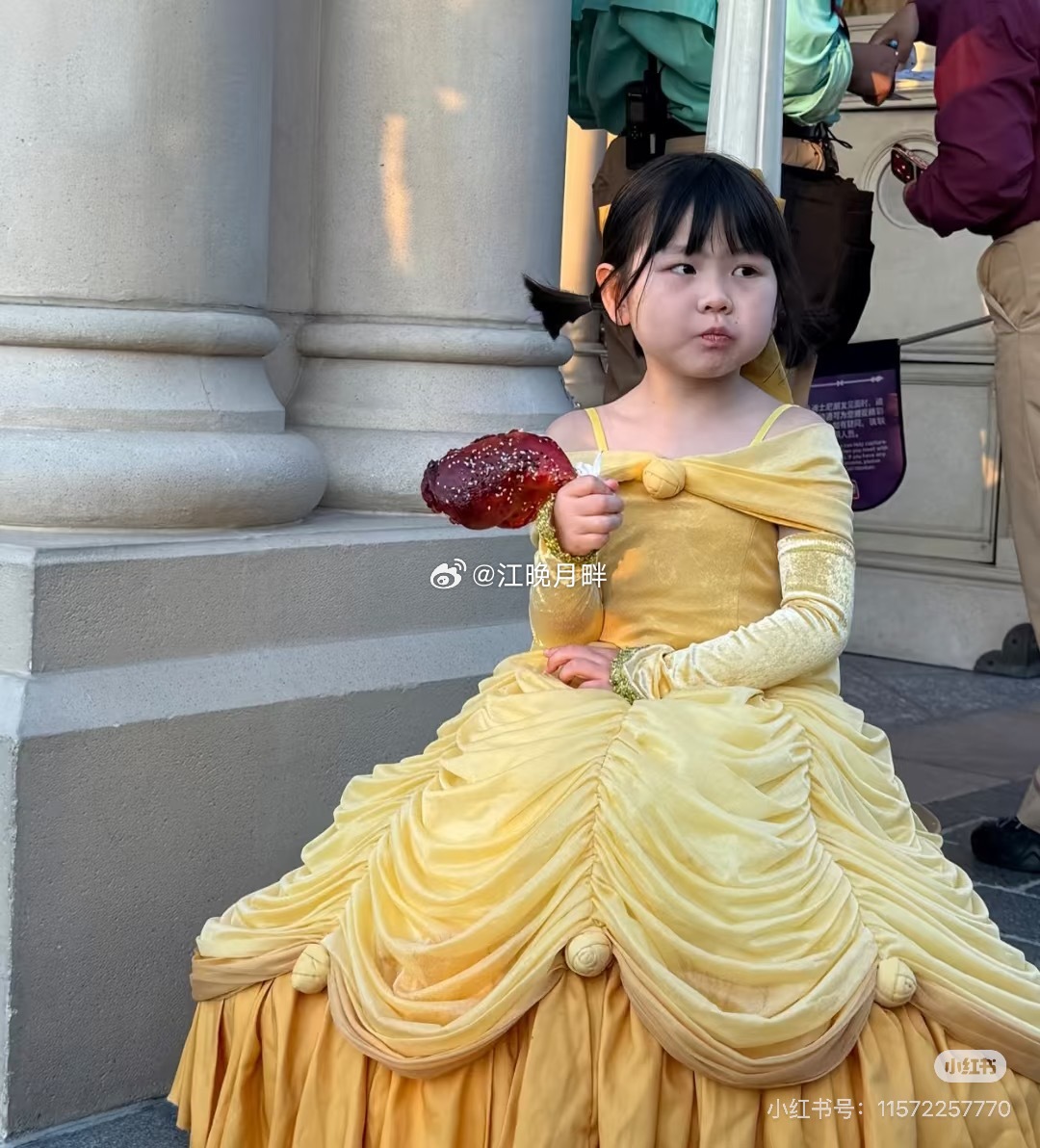 瑶一瑶妈妈第一个接瑶一瑶挺可爱的小朋友啊妈妈也是第一个来接她哈哈哈哈很有爱的家庭